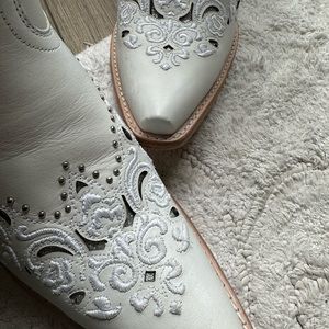 Shyanne Cowboy / Cowgirl 🤠 boot white bedazzled with heel